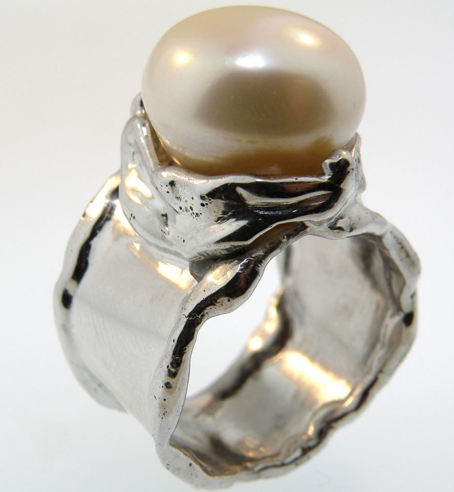 Pink Freshwater Pearl in 14 Karat White gold