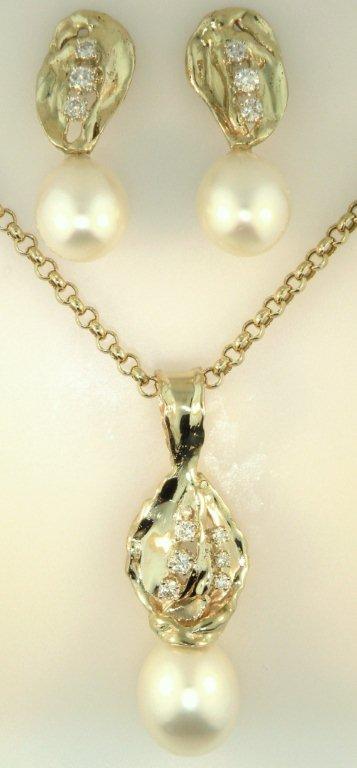 SOUTH SEA PEARL PENDANT AND EARRING SET